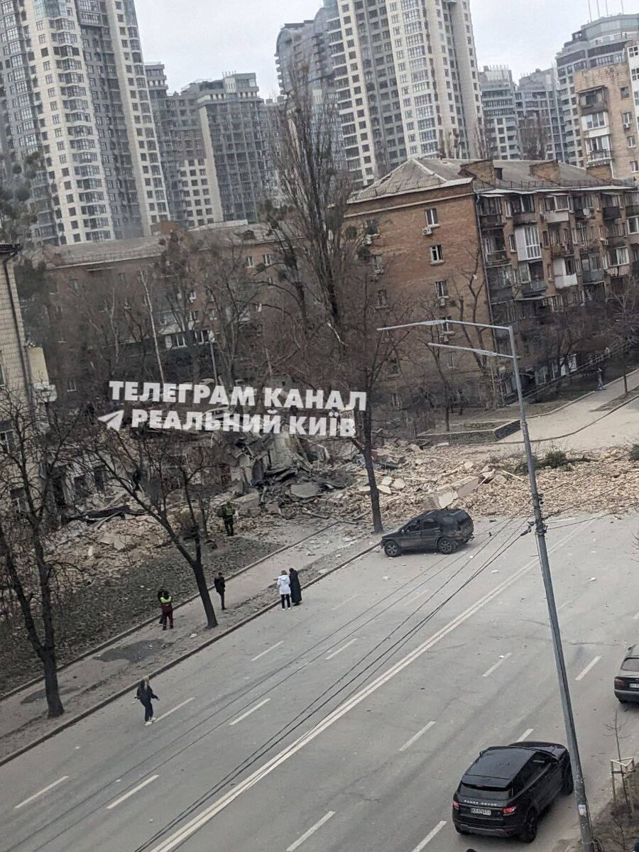 Моя жена самая лучшая жаль что бывшая. Травмы детства мемы. Китайский мудрец мем шаблон. Мне жаль картинки. Жалко бывшего.