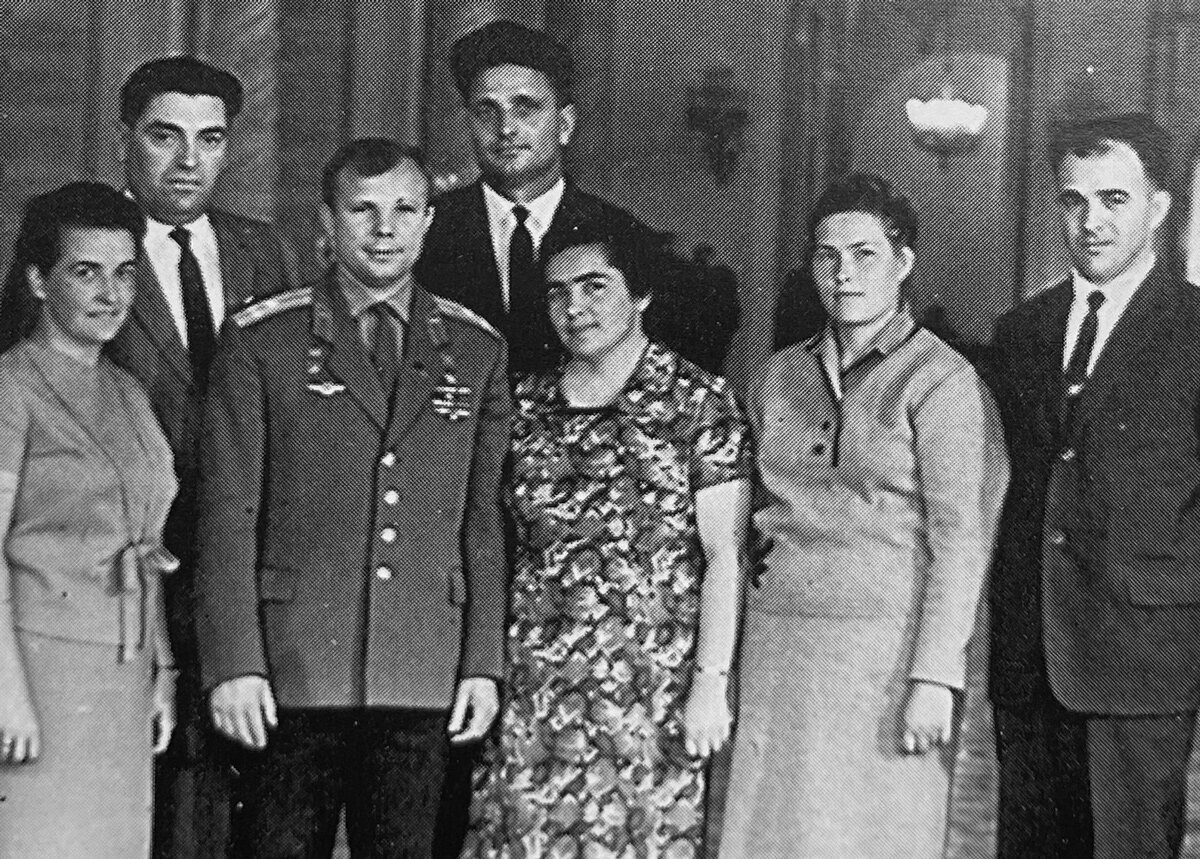 Депутат Верховного Совета СССР Халид Ионов (крайний справа) с делегатами съезда. Фото из семейного архива.
