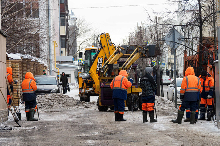    План «Буран» из-за аномальных снегопадов действовал в городе с 17 января по 2 февраля. Ежедневно на уборке снега работали 750 рабочих и свыше 1 тыс. единиц спецтехники, из которых 600 привлекли дополнительно. Продолжительность рабочих смен выросла до 14–16 часов Фото: «БИЗНЕС Online»