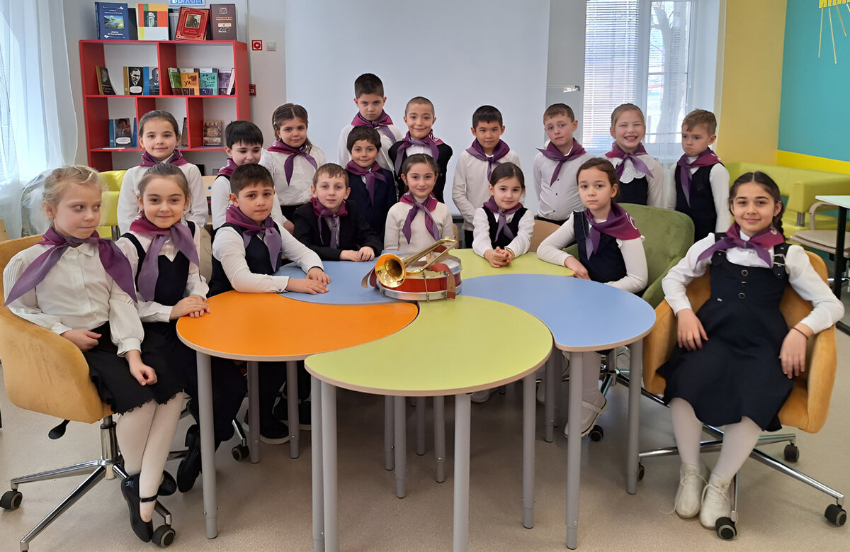 «Орлята России» Зеленчукской СОШ № 1 на своём сборе в комнате детских инициатив. Фото автора.