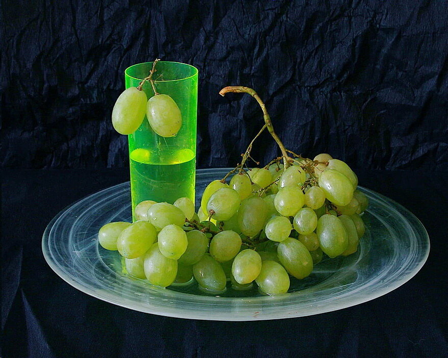 Виноград и стакан.