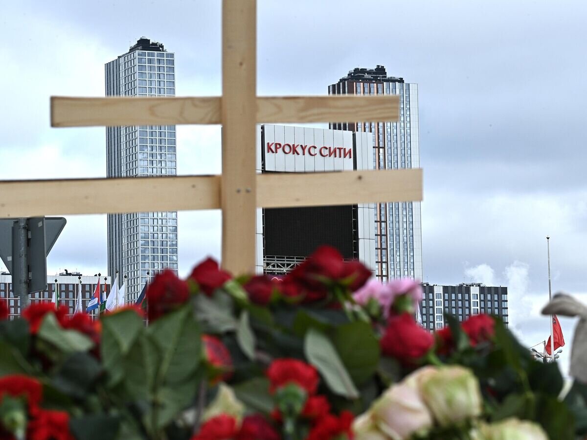    Цветы на стихийном мемориале у здания концертного зала "Крокус Сити Холл", где произошел теракт© РИА Новости / Сергей Бобылев