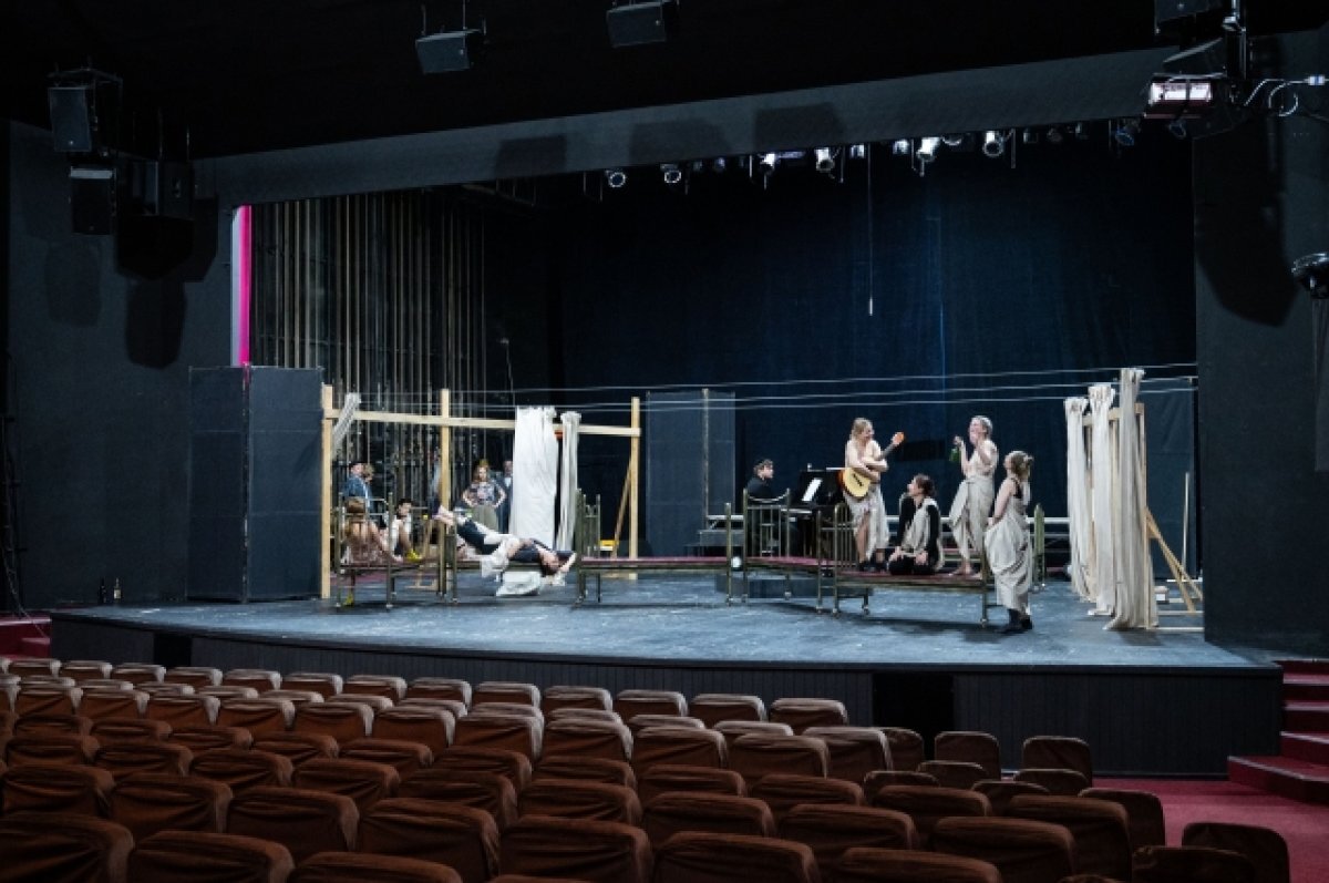    Идёт репетиция.