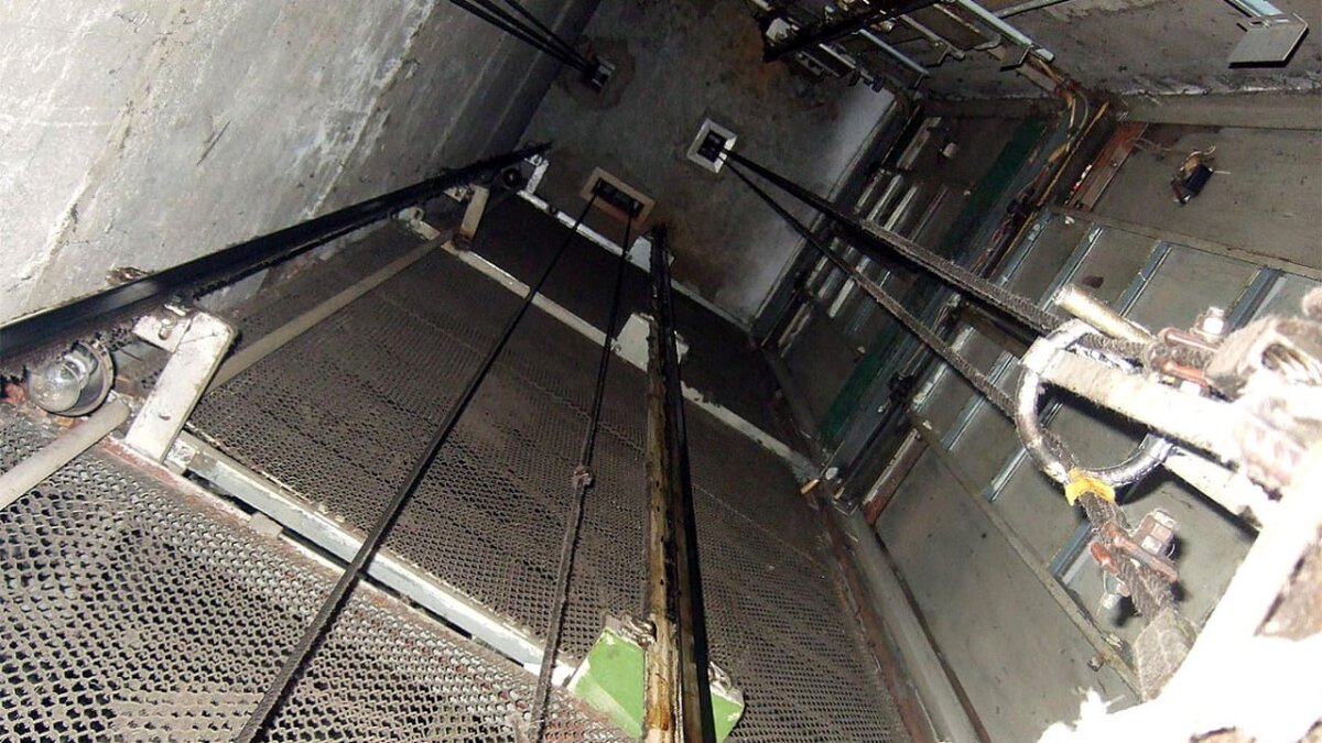 Найдет выход из лифта - поднимут плату за ремонт лифтов из-за отсутствия денег на установку новых 