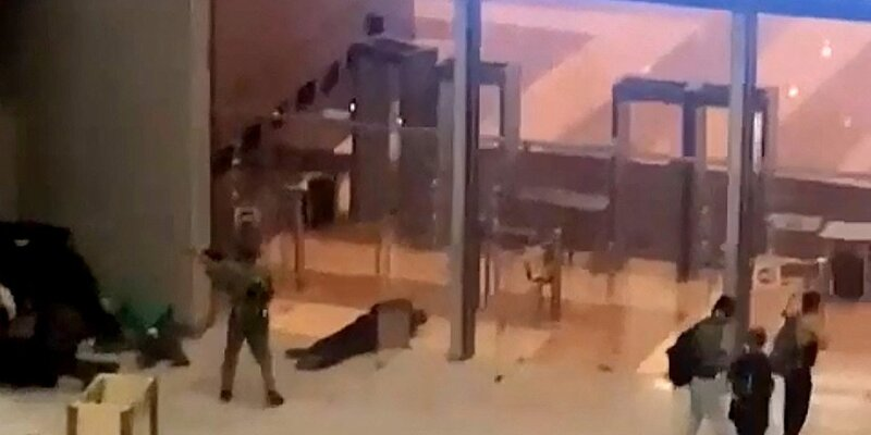 Первая линия обороны: рамки с металлодетекторами. Первые жертвы включая охранников. Фото Яндекс Картинки.