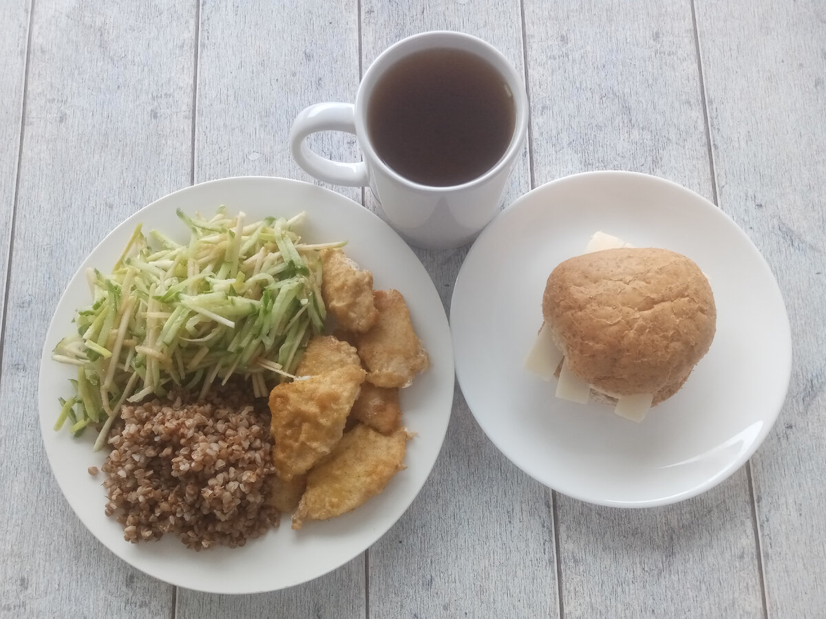 Завтрак. Гречка, куриные кусочки в яйце и муке, салат из огурцов и яблок. Травяной чай и недеетичная булка с маслом и сыром).