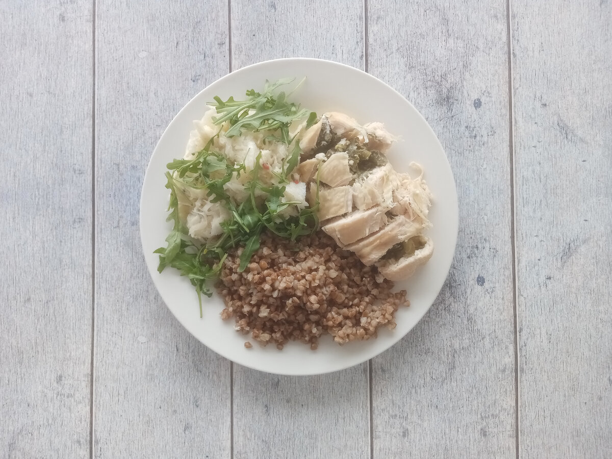 Обед. Гречка, рулет куриный со стручковой фасолью и брынзой и салат из дайкона.