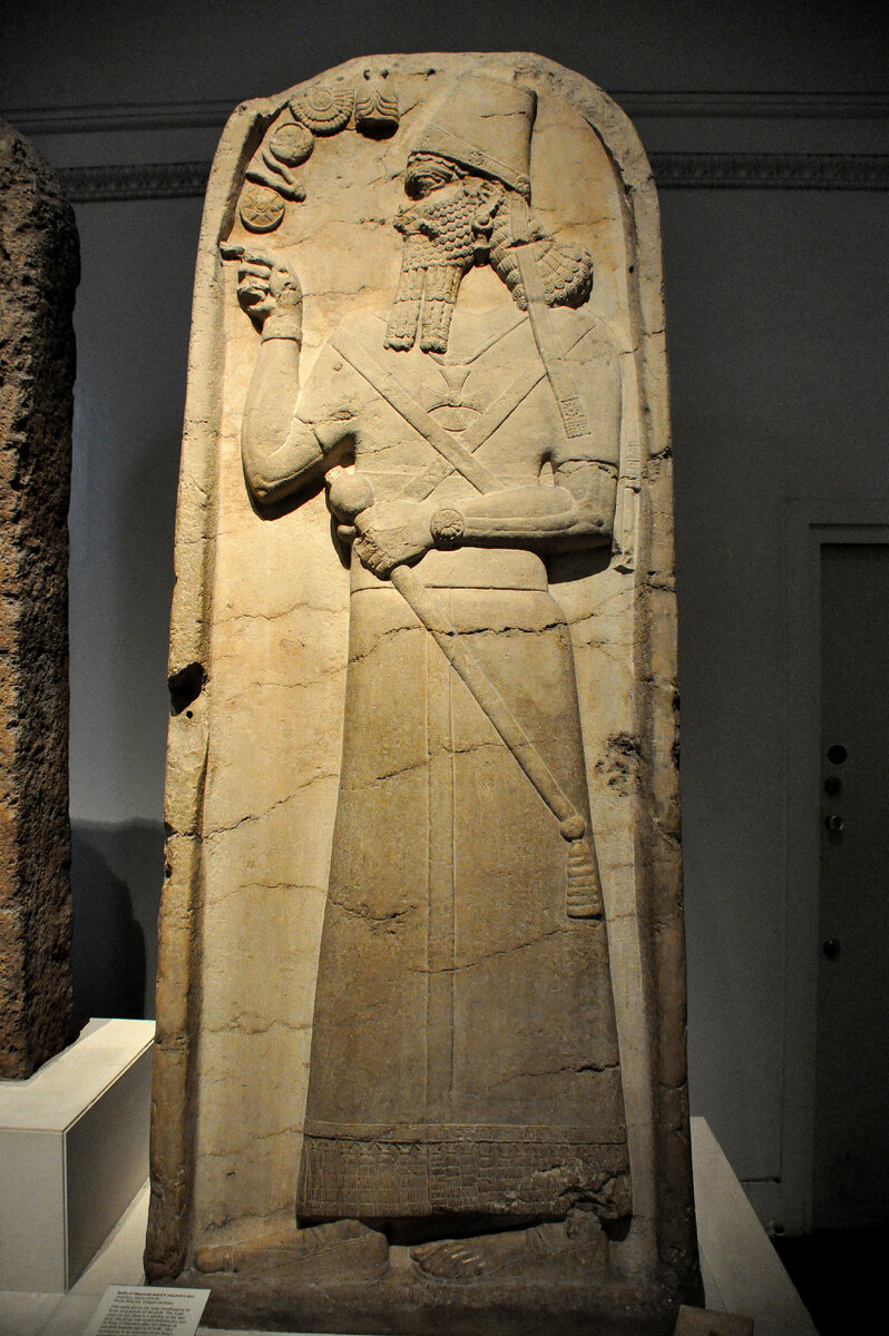 Stela of the Assyrian king Shamshi-Adad V from the temple of Nabu at Nimrud, Mesopotamia. (Украдена, ныне находится в Британском музее)