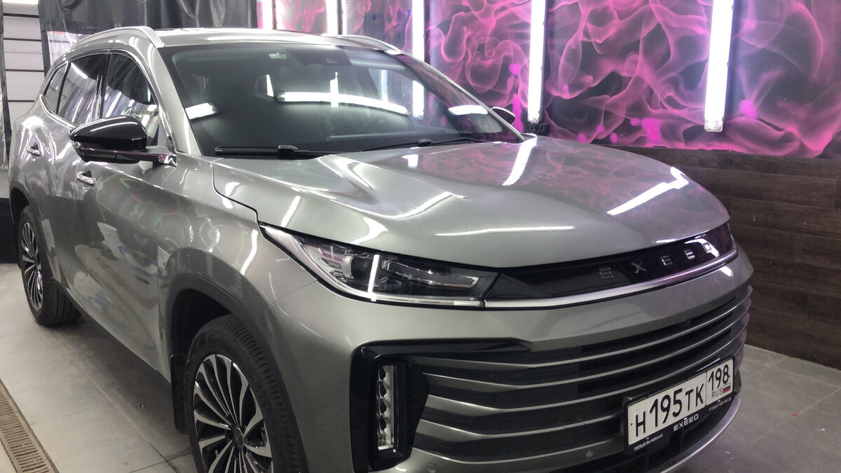 Оклейка защитной антигравийной плёнкой нового авто Exeed в СПб от сколов и ржавчины