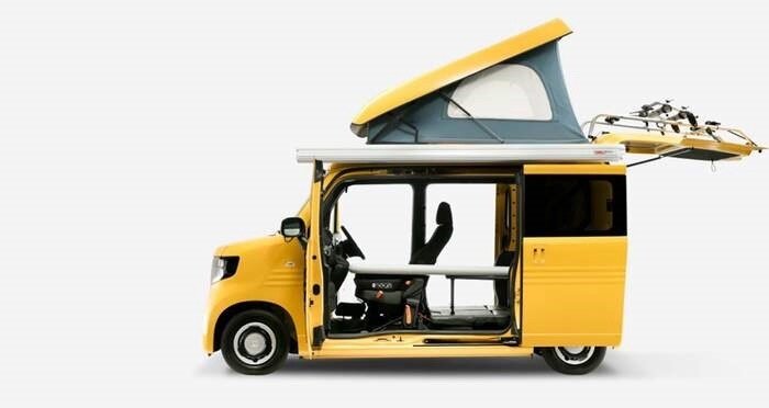 Впихнуть невпихуемое.. Маленький кей кар вместил в себя пожалуй все, что надо авто пуешественнику! И складная кровать, и дополнительное спальное место на крыше, оно же иувеличивает габарит авто в верх при необходимости. 