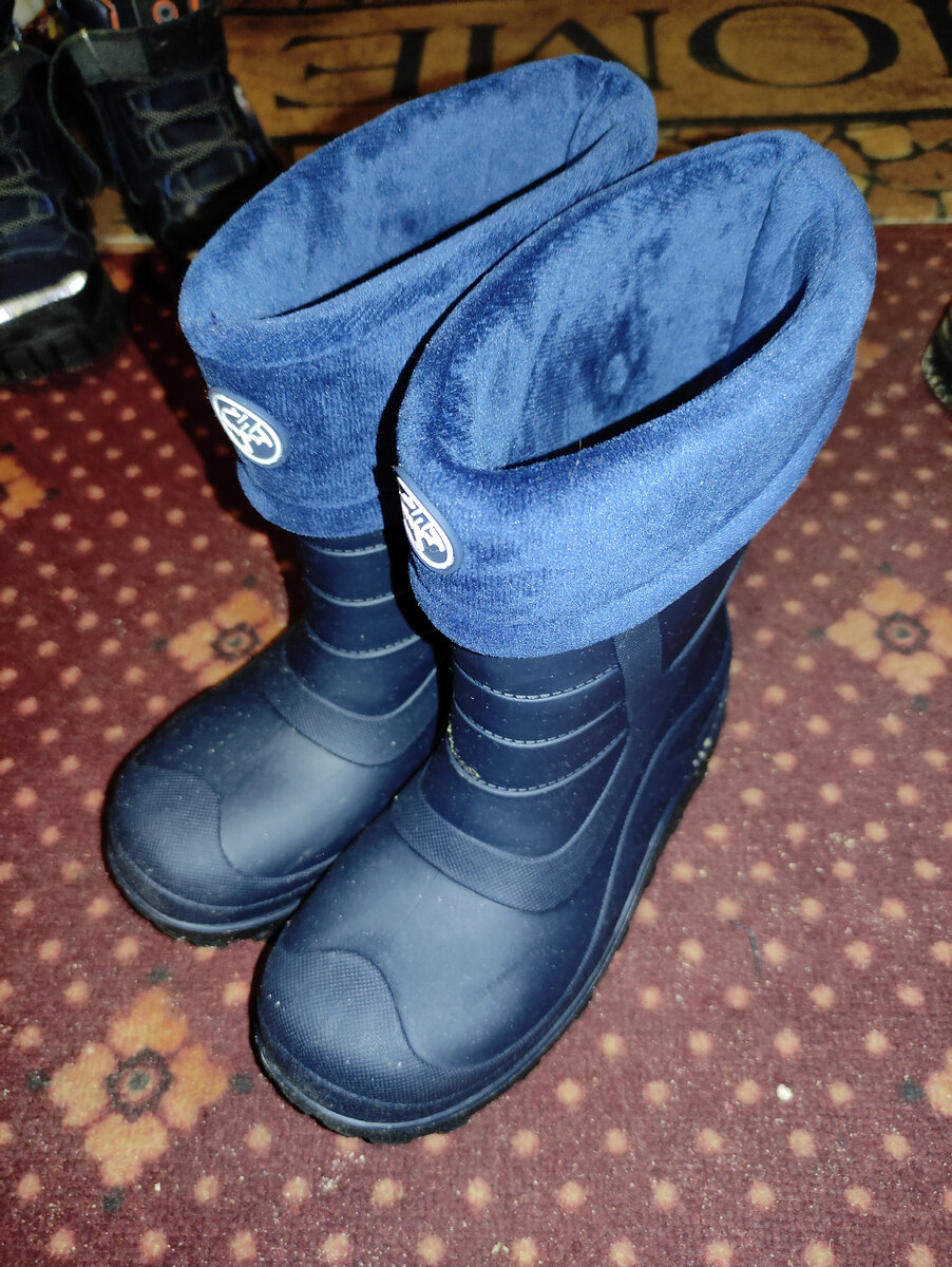 Из садика срочно пришлось идти в магазин за сапогами.