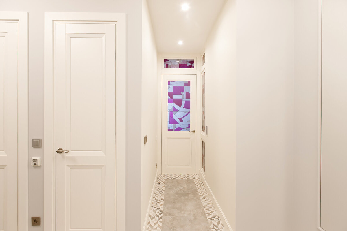 Дверь DORIAN.RU коллекции OPERAс фрамугой в реализованном проекте дизайн бюро ESTE. Дизайнер Луцик Анжелика