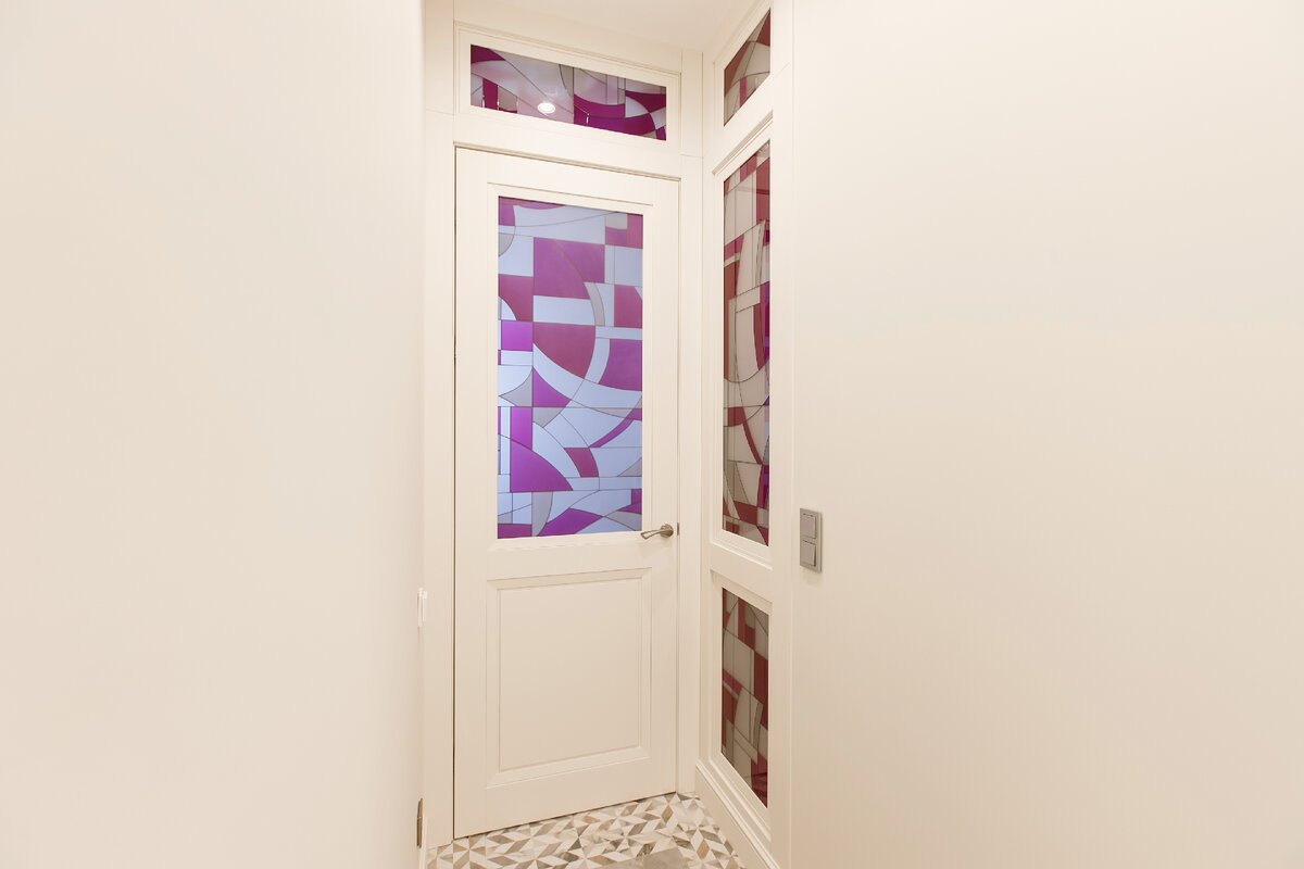 Дверь DORIAN.RU коллекции OPERAс фрамугой в реализованном проекте дизайн бюро ESTE. Дизайнер Луцик Анжелика