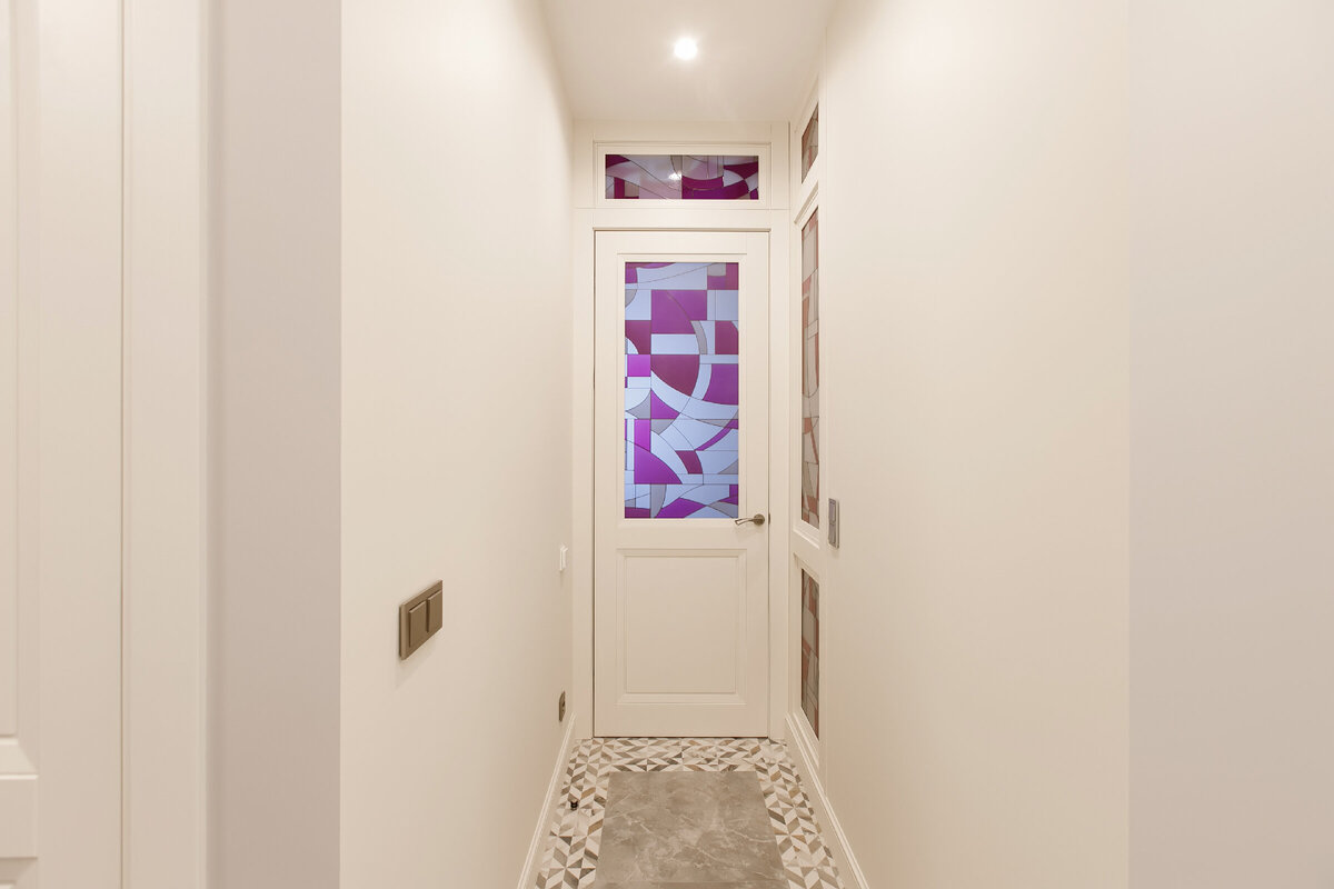 Дверь DORIAN.RU коллекции OPERA с фрамугой в реализованном проекте дизайн бюро ESTE. Дизайнер Луцик Анжелика