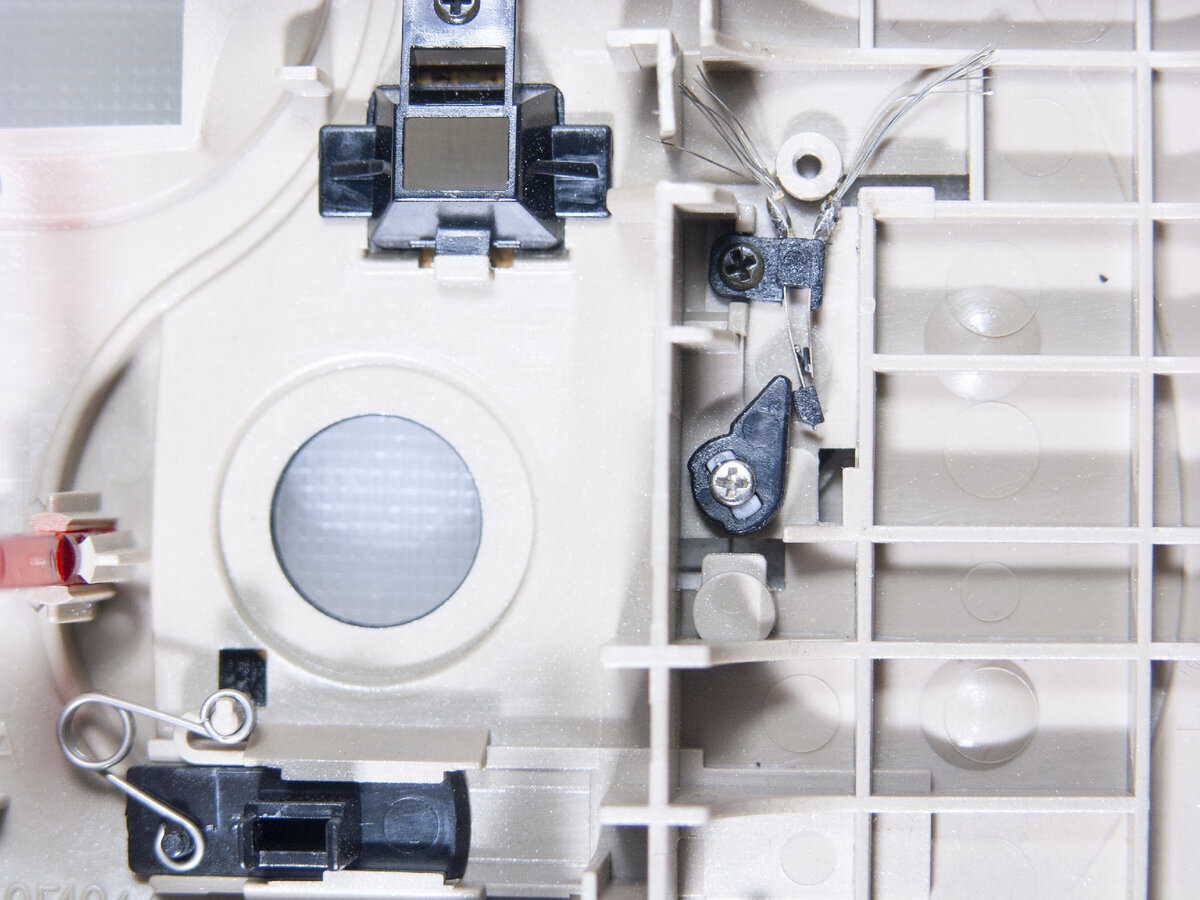 Система размыкания цепи сдвижной крышкой объектива (цепь замкнута)