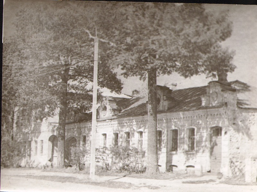 Местечко Свобода, быв. Коренная. Коммунистическая ул., справа от монастыря. Вид на Объект «Купеческая лавка со складом» (в правой части фотографии), расположенный по современному адресу ул. Коммунистическая, 14.
Фотограф В.Н. Зубец. Период создания: 1973 г.
Местонахождение: Областное бюджетное учреждение культуры «Курский областной краеведческий музей»
Источник: https://goskatalog.ru/portal/#/collections?id=11873303