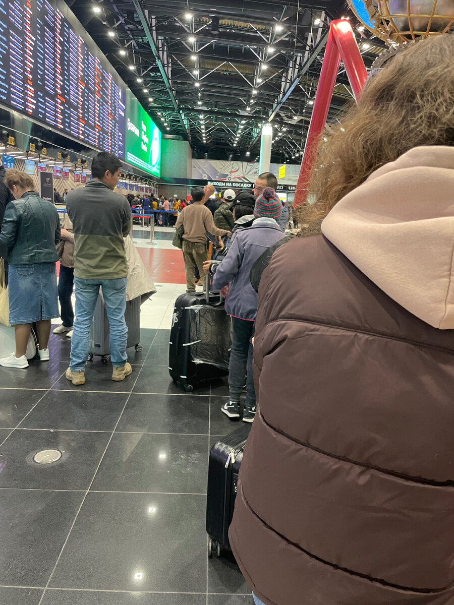 Вот где-то там под зеленым табло находилось начало очереди😳