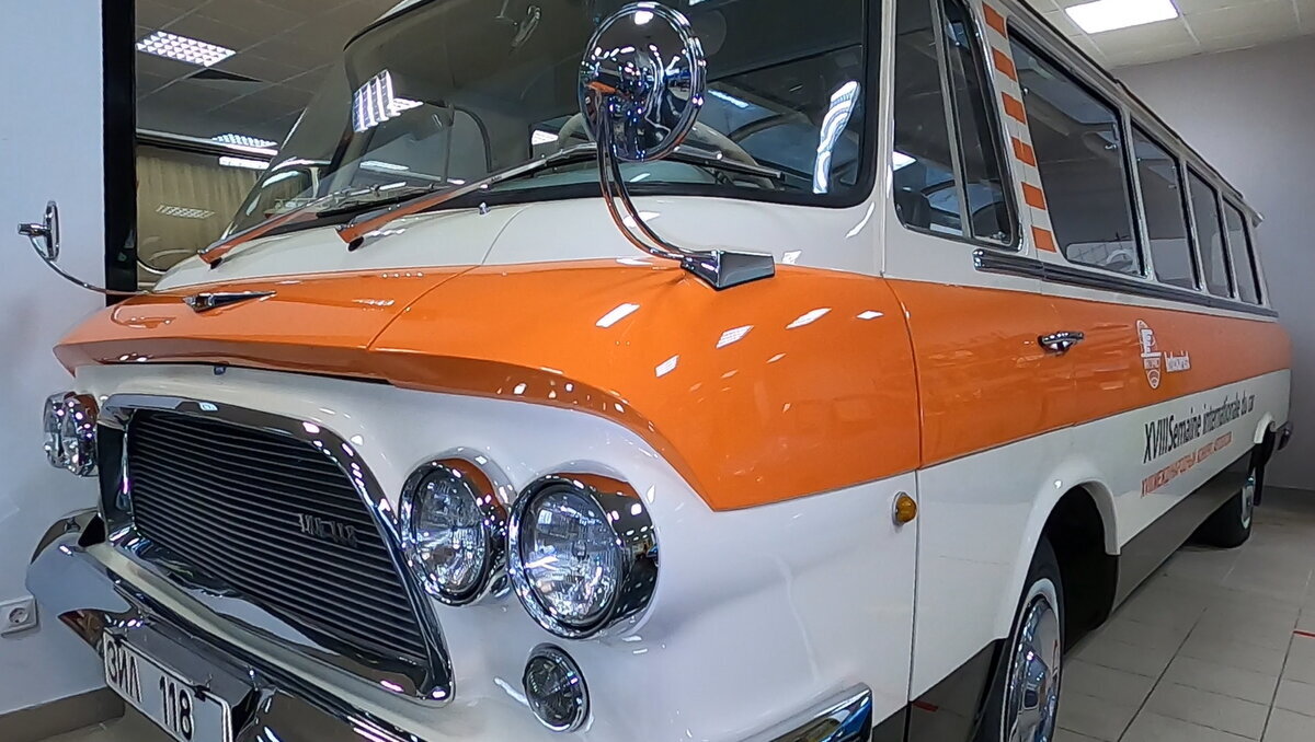 Юность - некий гибрид лимузина и микроавтобуса