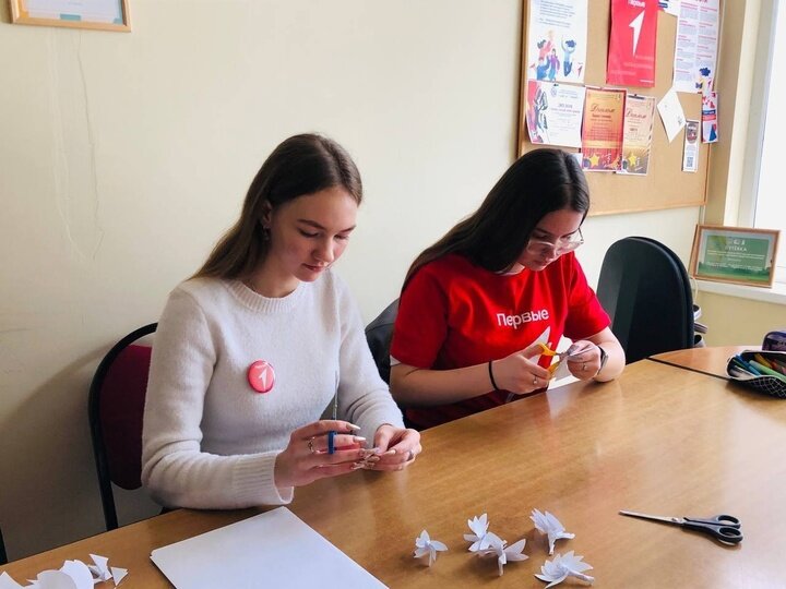 Воспитательница в садике. Индивидуальные занятия с детьми. Дети в детском саду. Социальный работник с детьми. Провожу индивидуальные занятия.