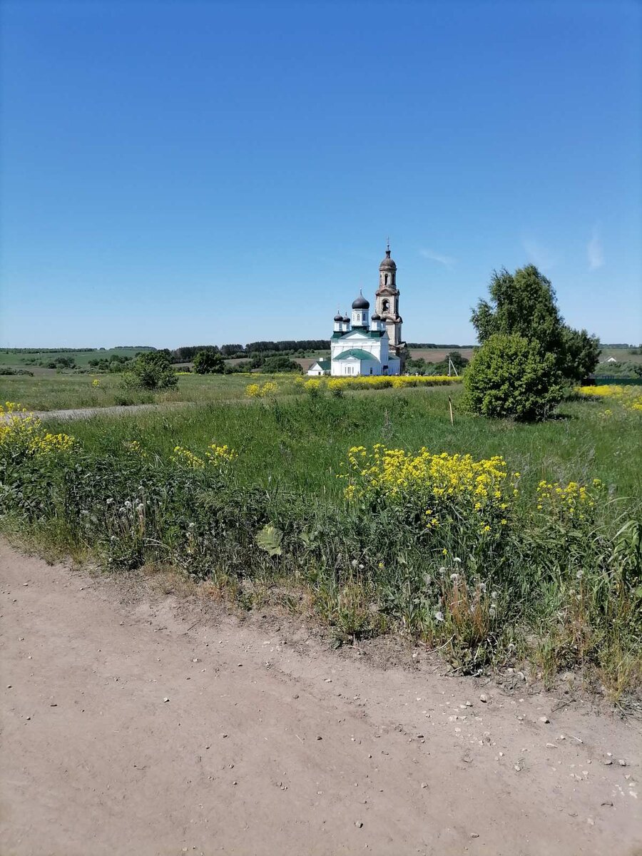 Здесь и далее в статье большинство фото автора канала. На изображении храм в честь Всемилостивого Спаса, который будет упоминаться на протяжении всего текста.