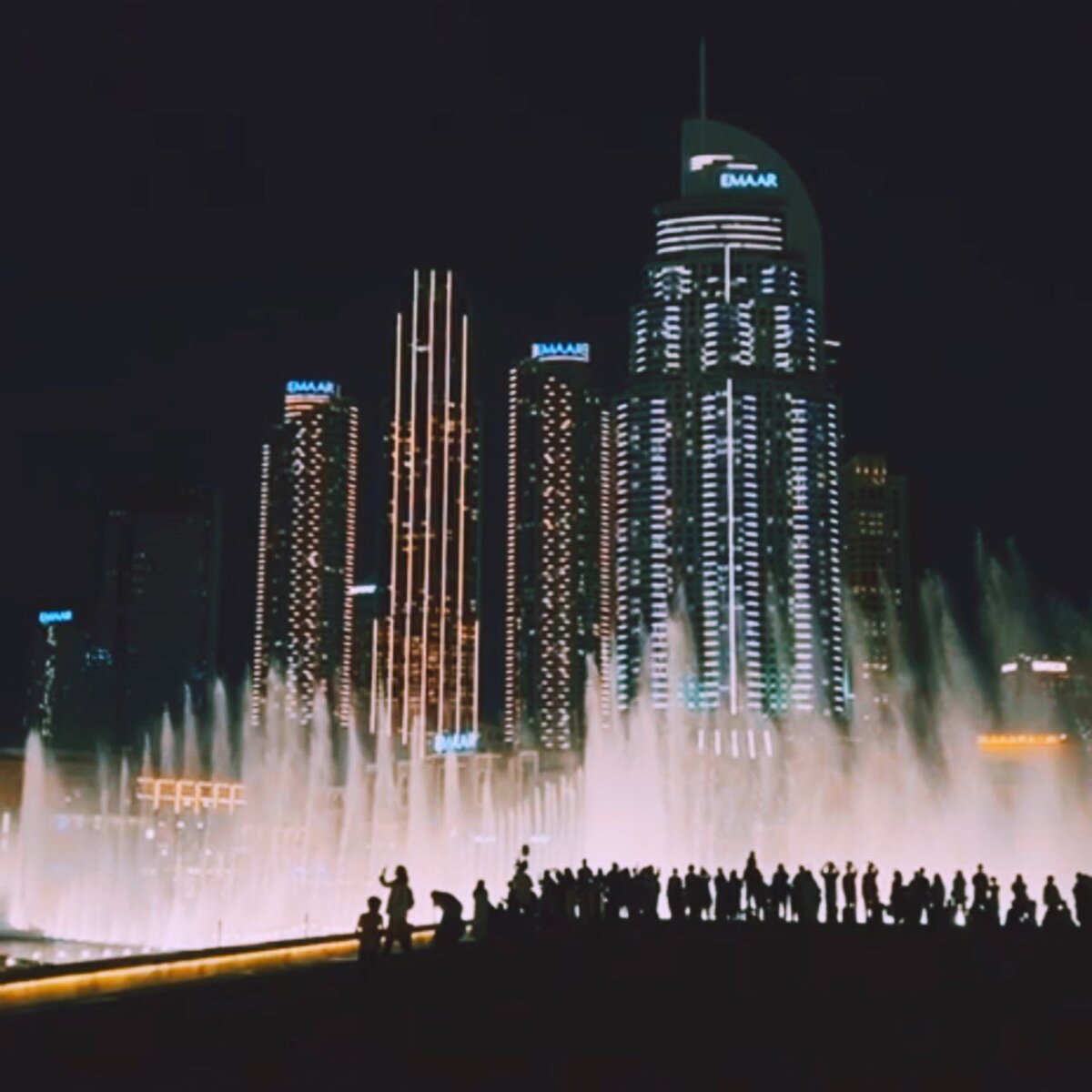 Мы тут не сидим без дела, а тщательно вентилируем новые локации.

Напрмер, все ходят смотреть на шоу фонтанов под самым высоким в мире небоскрёбом Бурдж-Халифой на мостик возле Дубай-Молла.-2