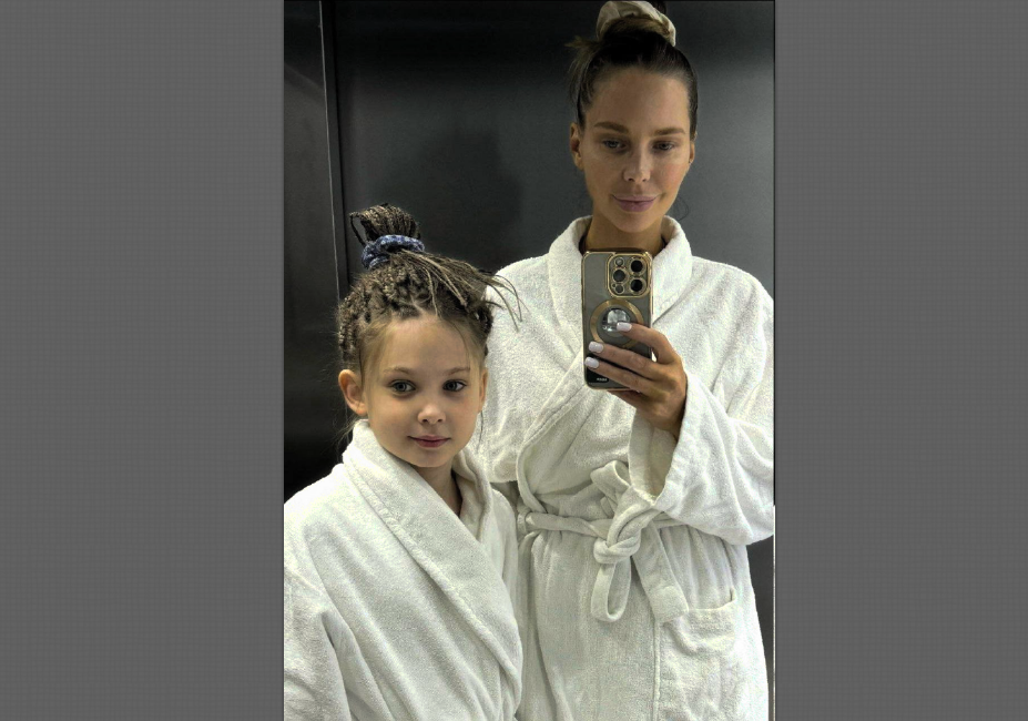 Петя живёт в Санкт-Петербурге с матерью.