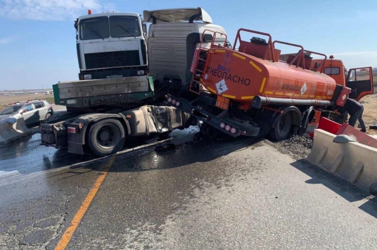    В Ростовской области из-за ДТП с бензовозом по трассе разлилось топливо