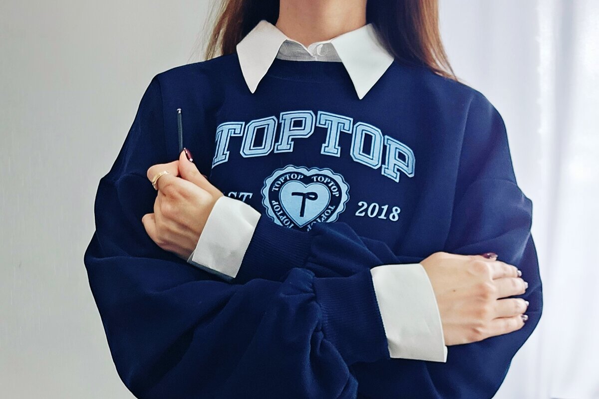 Данного цвета на Lamoda сейчас нет, но в магазинах и на офиц.сайте TOPTOP имеется. Оставила вам ссылку на серый свитшот