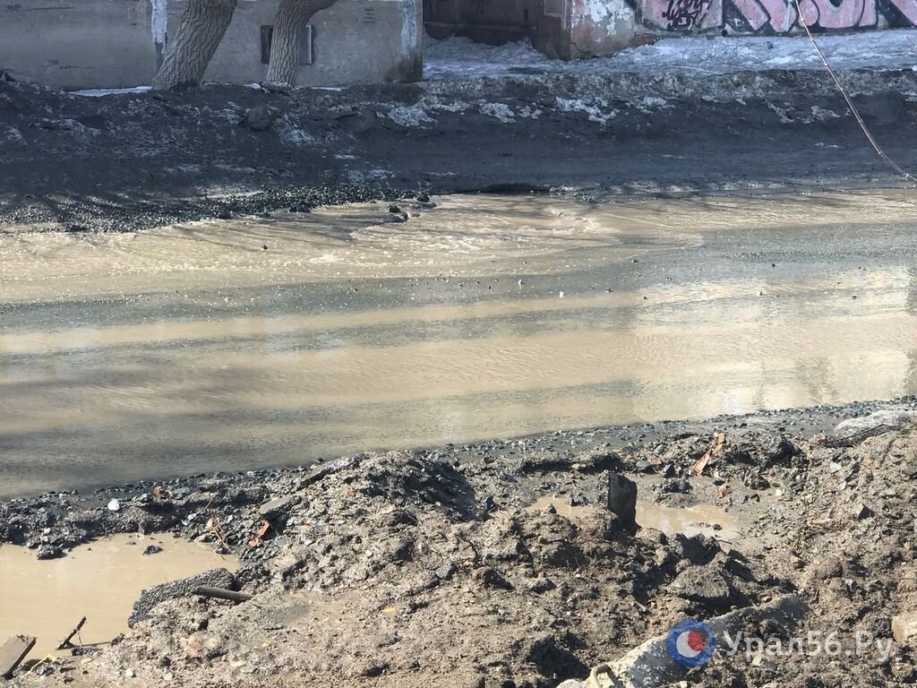    Больше 4-х лет в центре Орска на дороге «живет» яма, большая и коварная. Чего не хватает, чтобы ее заделать – умений или желания?