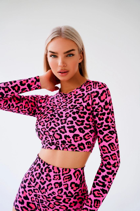 Заниматься в удобной и красивой одежде легко даже новичкам. Чувствуйте себя уверенно вместе с Carrie Store.