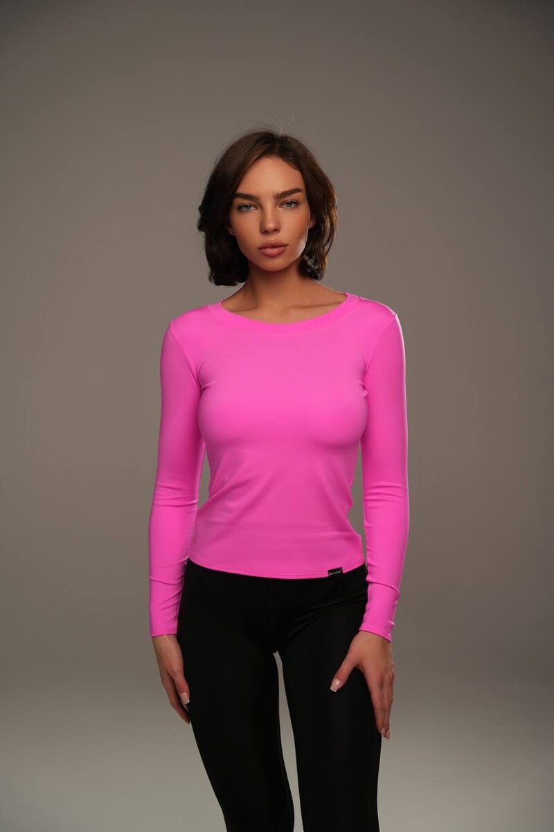 Спортивный лонгслив от Carrie Store сделан из высокотехнологичной ткани, которая отводит влагу от тела.