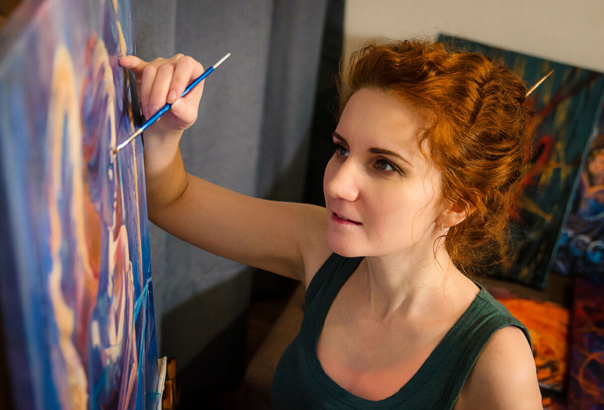 На фото я за занятием живописью