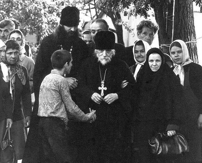 Старец о. Серафим (Тяпочкин) с монашествующими лицами и паствой.