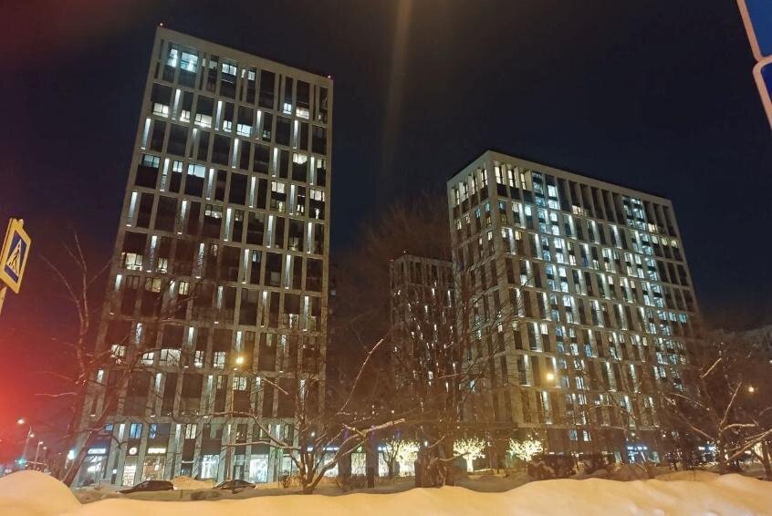 ЖК «Новочерёмушкинская, 17». Вечером включается декоративная подсветка фасада. Фото: Виталий Клочков 