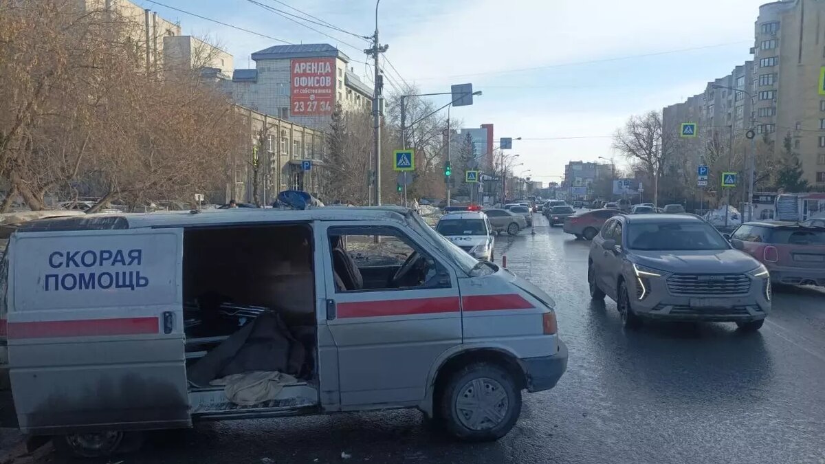     В результате аварии пострадали пассажиры скорой помощи, ход расследования контролирует прокуратура.