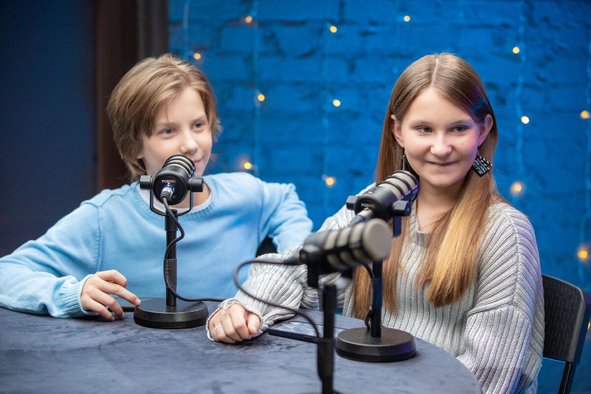 Ведущие Сарафан ШОУ - Митя и Эмилия