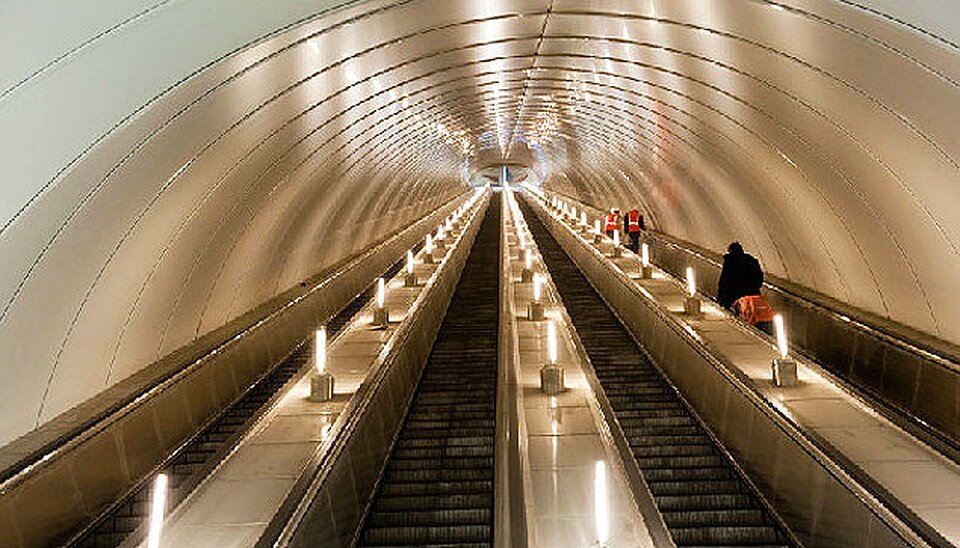 Какое самое глубокое метро в питере. Станция метро Адмиралтейская Санкт-Петербург эскалатор. Адмиралтейская станция метро эскалатор. Метро Нарвская эскалатор. Метро Питер Адмиралтейская эскалатор.