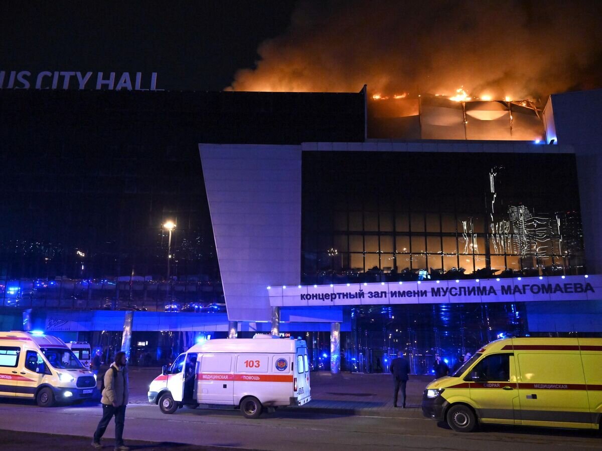    Автомобили скорой помощи у концертного зала "Крокус Сити Холл", где произошла стрельба© РИА Новости / Максим Блинов