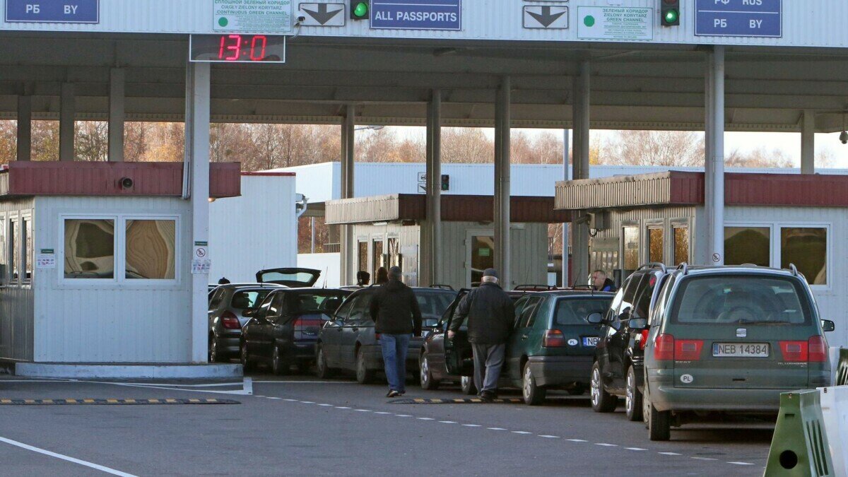 В Погранкомитете пригрозили белорусам до 400 рублей штрафа. Что запретили  делать в очередях на пунктах пропуска? — Видео | Telegraf - Новости | Дзен