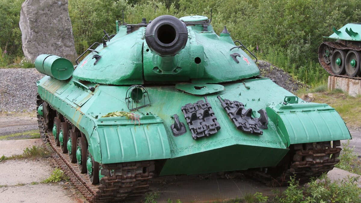 Лобовые бронелисты корпуса толщиной 110 мм были установлены в форме «щучьего носа» с двойным наклоном  под  углом 56°