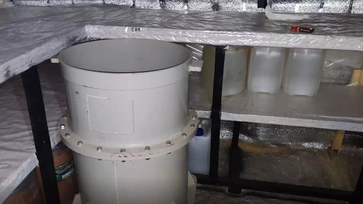     Уголовное дело завели на двух мужчин и женщину в Волгоградской области за создание нарколаборатории, сообщает региональное УФСБ. Известно, что незаконный «бизнес» они организовали при поддержке куратора из Украины.