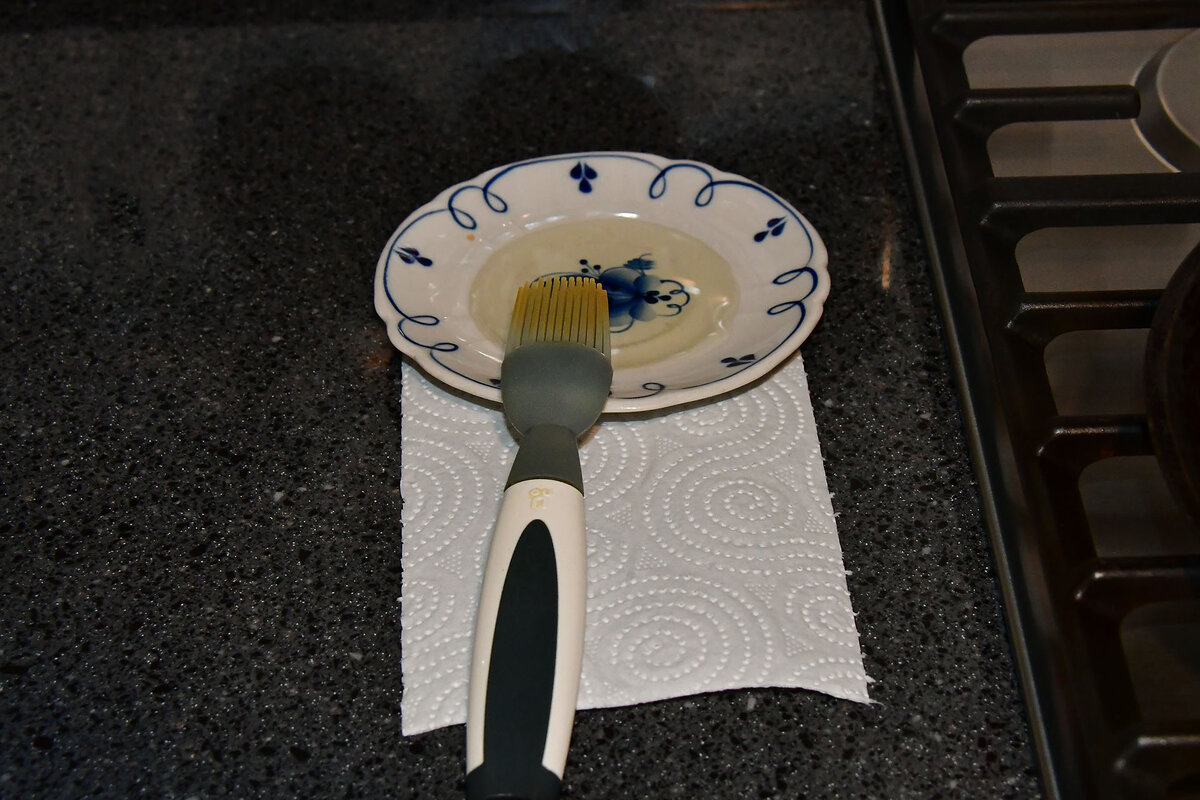 Наливаем масло в блюдце 