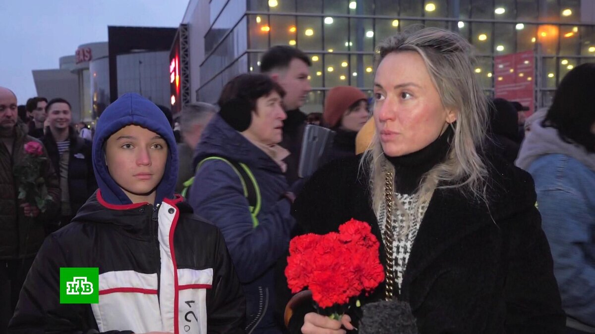    «Помним, скорбим»: люди продолжают приходить к стихийному мемориалу у «Крокуса»