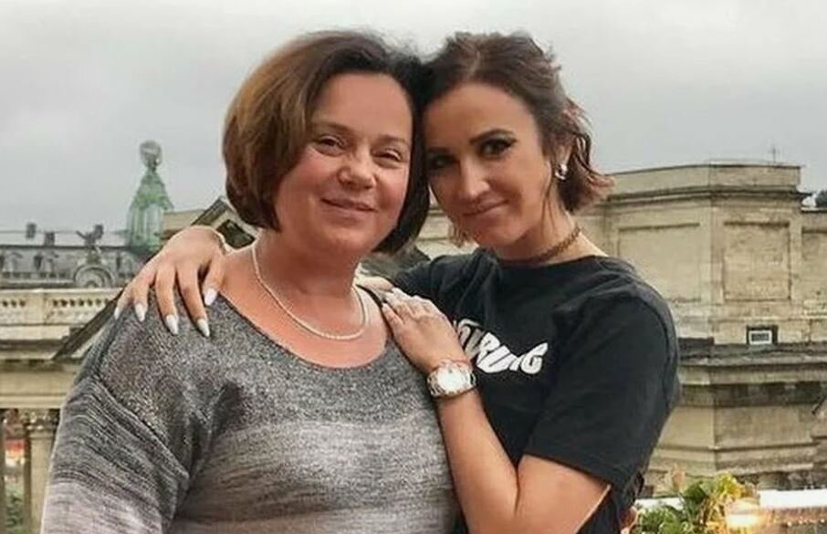 Оля с мамой https://spb.mk.ru/incident/2019/08/29/policiya-nashla-vora-kotoryy-obokral-kvartiru-materi-olgi-buzovoy.html