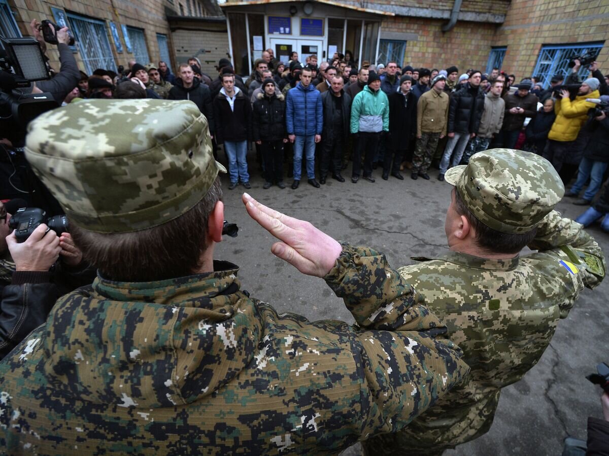    Призывники в украинскую армию на одном из призывных пунктов в Киеве© РИА Новости / Евгений Котенко