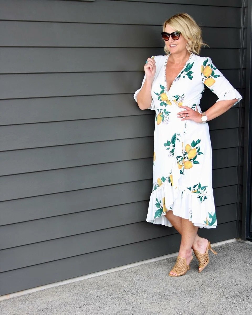 Платья после 50 для полных. Модели платьев для полных. Платья для пожилых. Комбинированное платье для полных женщин. Платье для женщин за 50.