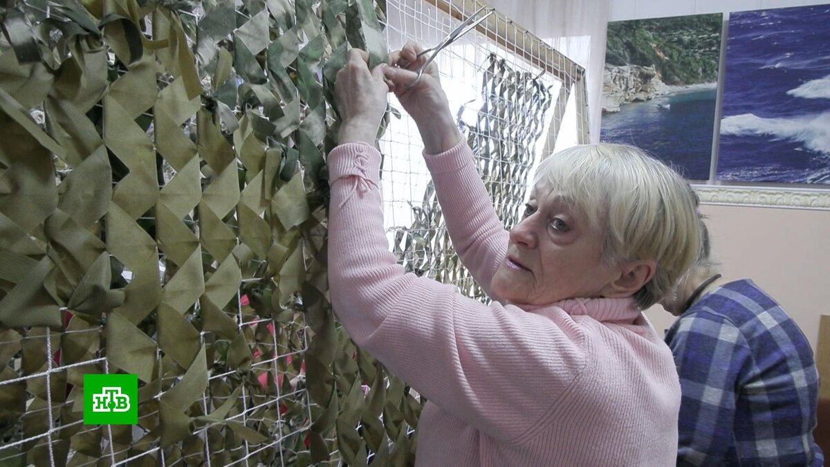 В помощь фронту: на Ставрополье пенсионеры и слепые дети плетут  маскировочные сети | НТВ: лучшее | Дзен