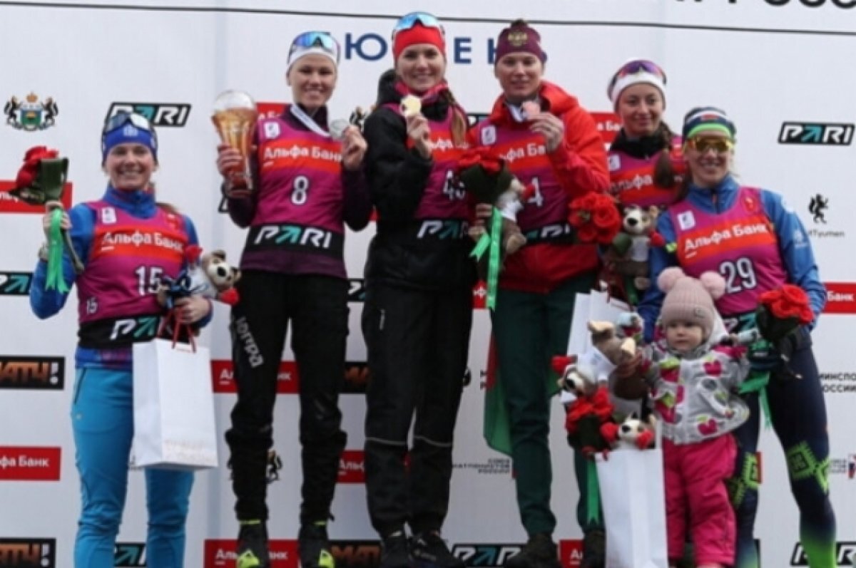    Виктория Сливко передала Кубок Анфисы Резцовой ее дочери Кристине