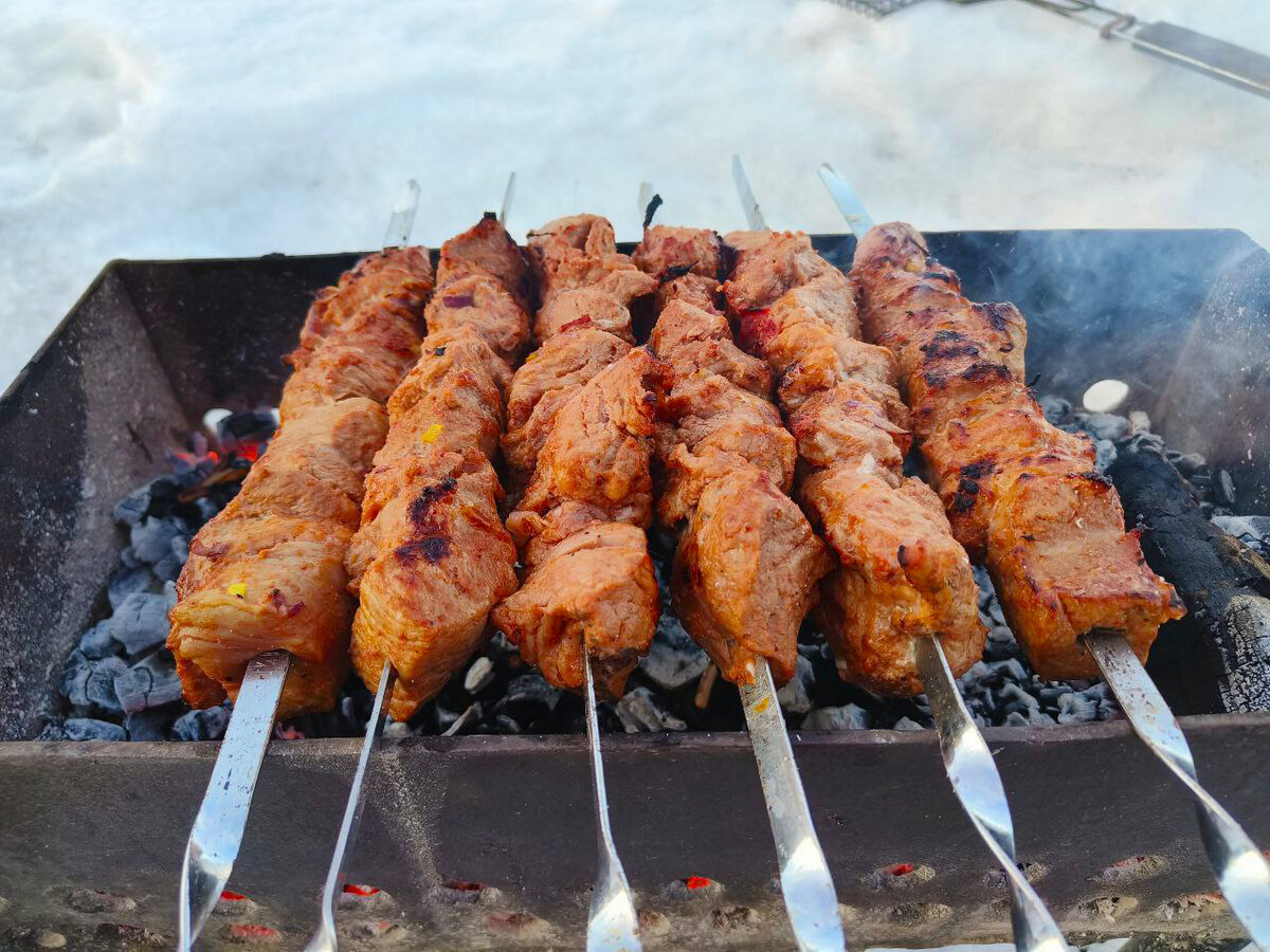 Шашлык. Шашлык на углях. Шашлык из свинины. Шашлык на шампуре. Сколько минут шашлык.