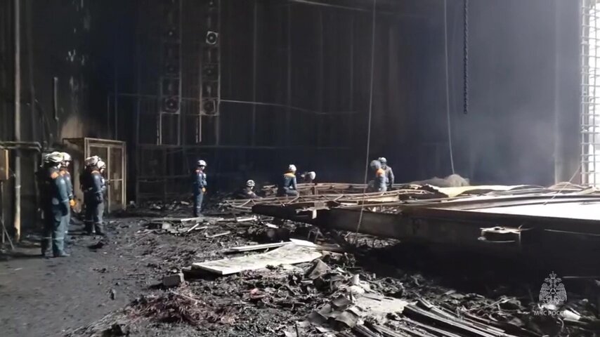     Спасатели разбирают завалы в сгоревшем концертном зале «Крокус Сити Холла» / РИА Новости / МЧС РФ